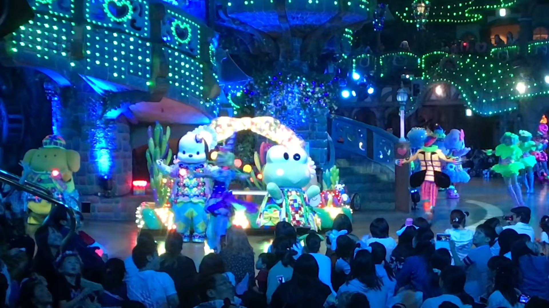 Video: Hello Kitty themapark in Japan?!