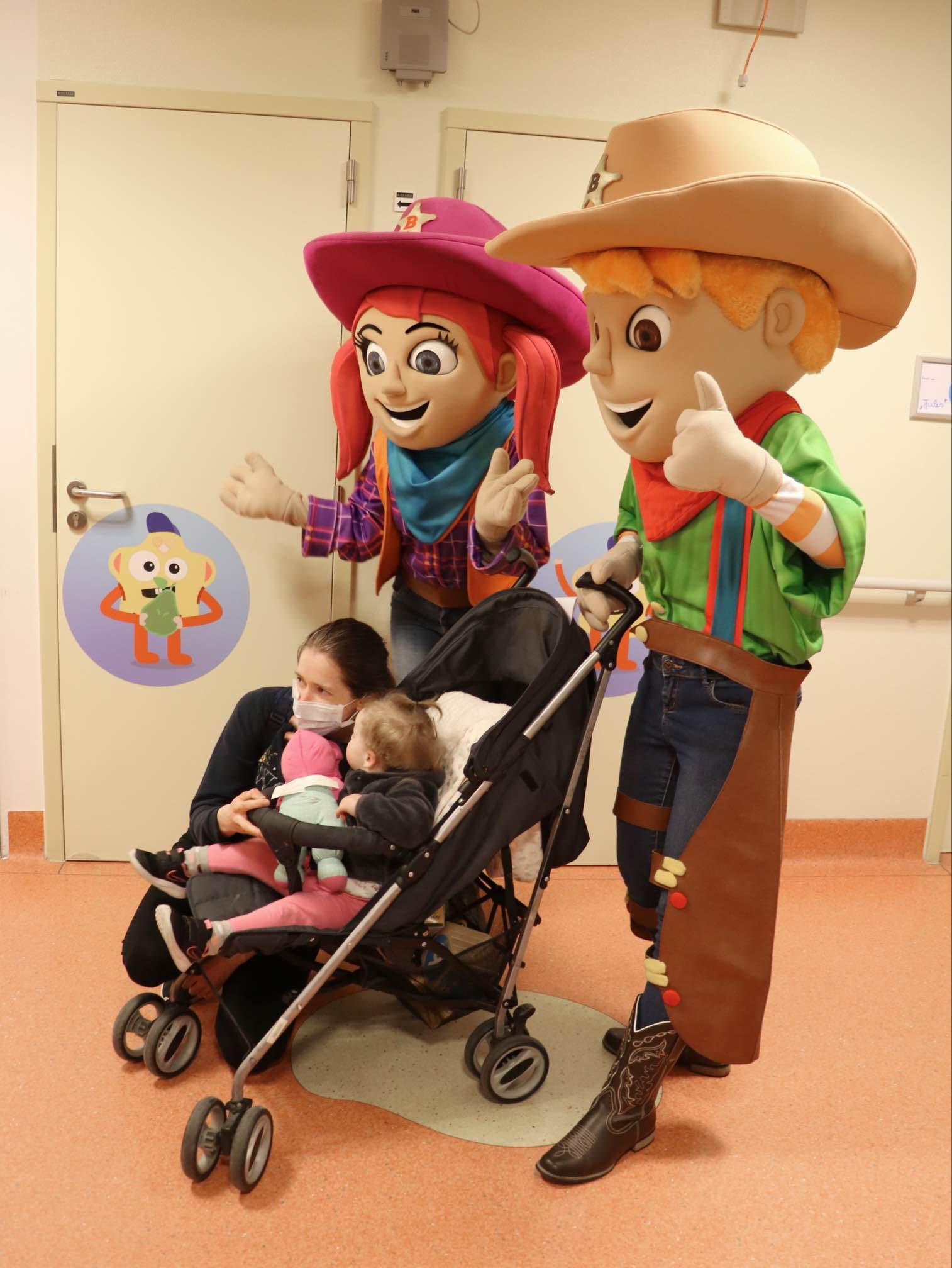 Bobbejaanland-mascottes verrassen kinderafdeling Ziekenhuis Geel op Buitenspeeldag